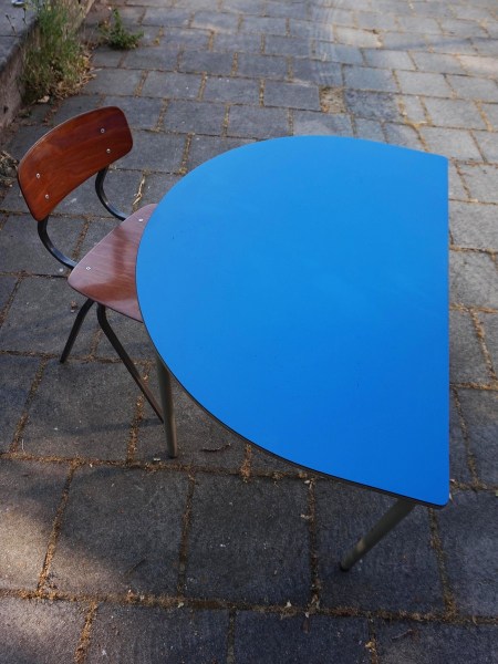 Willy van der Meeren-Vintage-Tubax-formica-halve-maan-kinder-tafeltjes-bureautjes-blauwe-ronde-horeca-tables-semi-circular-00007